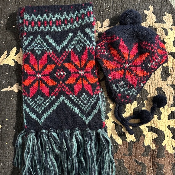 American Eagle Outfitters Accessories - American Eagle scarf and toboggan set!!